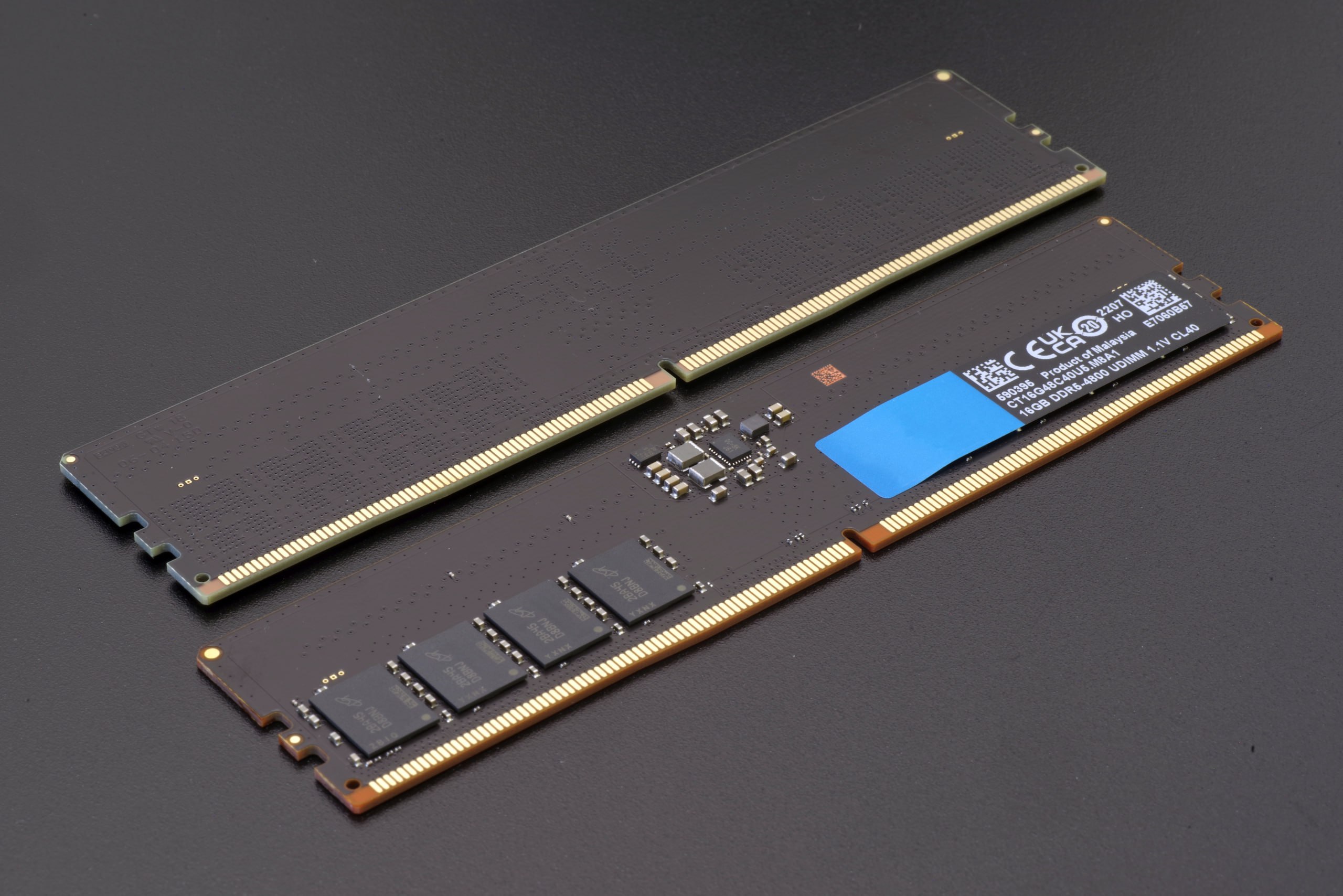 Производители оперативной памяти начали задирать цены из за сильного дефицита так Samsung подняли цены на свою ОЗУ на 60 всего за 2 месяца Стремительная гонка в ИИ индустрии привела к строительству крупных дата центров для которых оперативная память закупается чуть ли не вагонами но производители не были готовы к этому и теперь поднимают цену Ещё в сентябре планку DDR5 от Samsung на 32 ГБ можно было урвать за 149 теперь же за неё просят 239 за штуку А ещё аналитики предупреждают что этот рост цен на ОЗУ продолжится и в следующем году оперативная память может чуть ли не поравняться по стоимости с видеокартами Верим