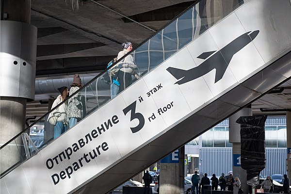 Из Петербурга в Москву отменили 11 авиарейсов В Москву из петербургского аэропорта Пулково отменены 11 авиарейсов еще три рейса задерживаются Об этом сообщает ТАСС со ссылкой на данные онлайн табло воздушной гавани Ранее московский аэропорт Шереметьево был закрыт на прилет самолетов с 09 00 мск до 12 00 мск из за неблагоприятных погодных условий Просим с пониманием отнестись к возможным корректировкам расписания Команды аэропортов и авиакомпаний делают все возможное для обеспечения полетной программы Но безопасность главный приоритет сообщила пресс служба компании Воздушные ворота Северной столицы управляющей аэропортом Пулково aviaru net n291878