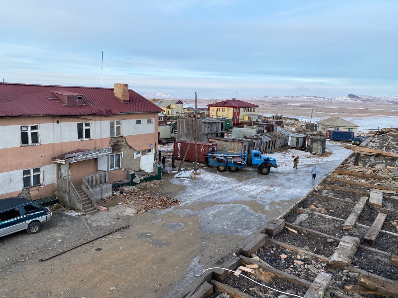 Сегодня совместно с рабочей группой осмотрела объекты поврежденные во время сильного ветра в селе Лорино   В результате сильного ветра с 7 по 8 января, в селе Лорино повреждена часть кровли многоквартирных домов. В настоящее время силами МУП «Айсберг», а также ТСО КМНЧ Лорино, ведутся восстановительные работы. Все необходимые стройматериалы имеются в наличии.    По результатам обхода квартир поврежденных домов установлено, что повреждения не повлияли на тепло-водоснабжение. Жильцы остаются в своих квартирах. Температурный режим в помещении в норме, в пределах 22 - 26 градусов.    Утвержден план график работ, в соответствии с которым работы, при благоприятных погодных условиях, должны завершится 24 января. При необходимости дополнительные стройматериалы будут подвозить из села Лаврентия. Сотрудники МУП "Айсберг" будут привлекаться к восстановительным работам в выходные дни.   Ситуация находится на контроле Правительства Чукотского автономного округа и Администрации Чукотского муниципального района.  #Чукотка #Чукотскийрайон #Лорино