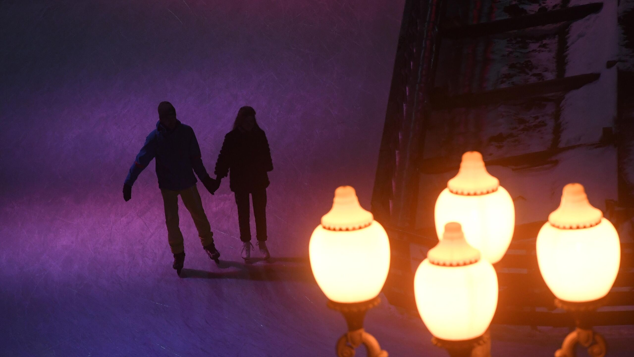 Бесплатные катки с пунктами проката и медпомощи появятся в каждом районе Москвы сообщается на сайте мэра и правительства столицы Почти два столетия горожане приходят на катки целыми семьями Некоторые великие спортсмены начинали путь на скромных ледовых площадках в московских двориках Мы продолжаем эту традицию и в ходе комплексного благоустройства создаем бесплатные катки в каждом районе Обустраиваем пункты проката и медпомощи раздевалки и точки питания рассказал мэр Москвы Сергей Собянин его слова приводятся на сайте На сайте мэра и правительства столицы отметили что в рамках благоустройства создаются новые и обновляются существующие катки в парках В 2025 году обновили ледовую площадку в парке 850 летия Москвы в Марьине Были реконструированы раздевалки пункт проката инвентаря и комната первой помощи их разместили в современных павильонах Для посетителей также открылось кафе где можно согреться и отдохнуть