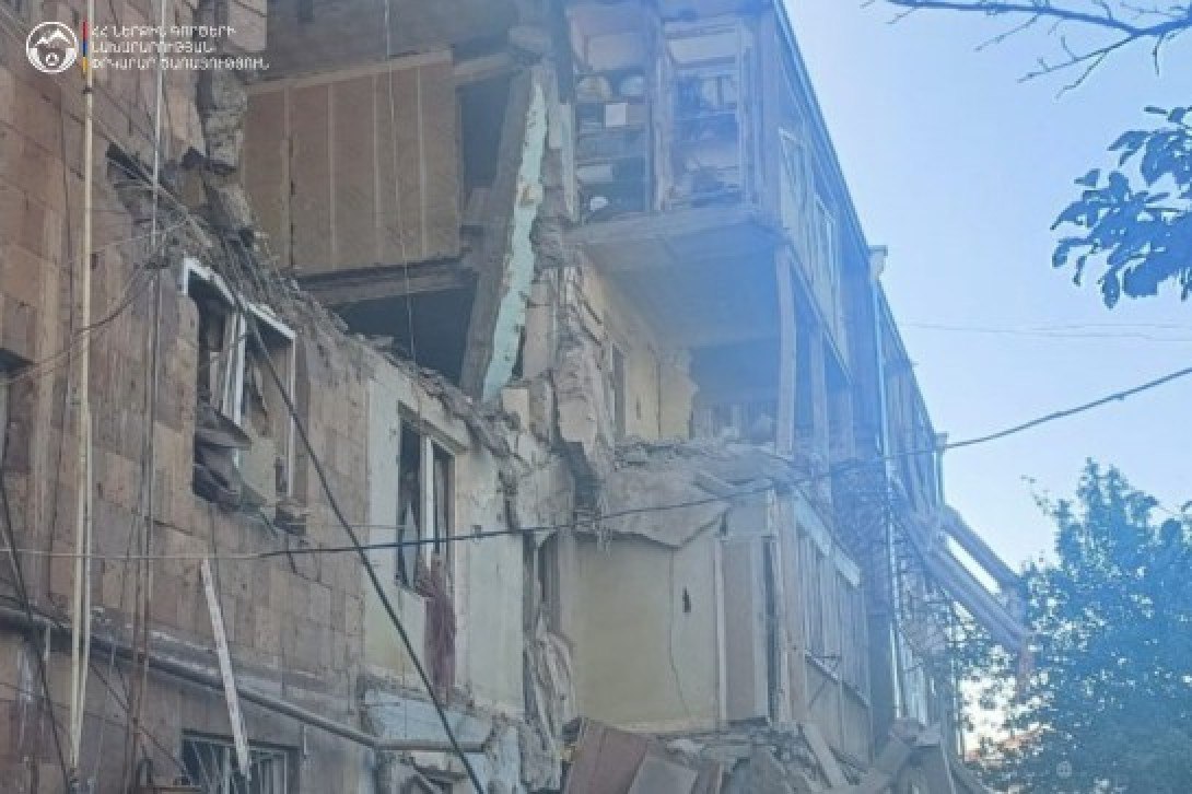 Сегодня в Чамбараке, в одном из зданий на улице Гарегина Нжде, взрыв произошёл на третьем этаже многоэтажного дома из-за утечки газа. Жители Чамбарака сообщили Aysor.аm, что подтверждён один погибший. Взрыв произошёл именно в их квартире. По имеющейся информации, по меньшей мере 4 человека находятся под завалами, их продолжают искать. Количество раненых, доставленных в Чамбарский медицинский центр, превышает 9 человек, среди них есть ребёнок. В МВД сообщили, что в результате взрыва газа обрушились квартиры на 4-м, 3-м и 2-м этажах. Частично разрушены также квартиры, расположенные рядом с подъездом. 10 пострадавших доставлены в медицинский центр.