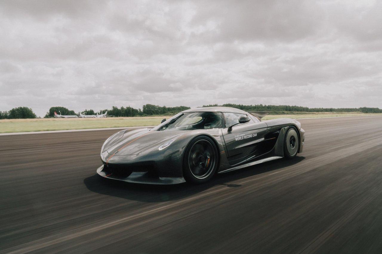 Новый мировой рекорд: гиперкар Koenigsegg Jesko Absolut обогнал Bugatti Chiron практически в два раза.  Шведский автомобиль разогнался с 0 до 400 км/ч за 16,77 секунды. У Bugatti Chiron на это уходило 32 секунды.  Jesko Absolut оказался быстрее даже электрического лидера Rimac Nevera R.   Дипфейкер  Наш бот для дипфейков   Новый бот
