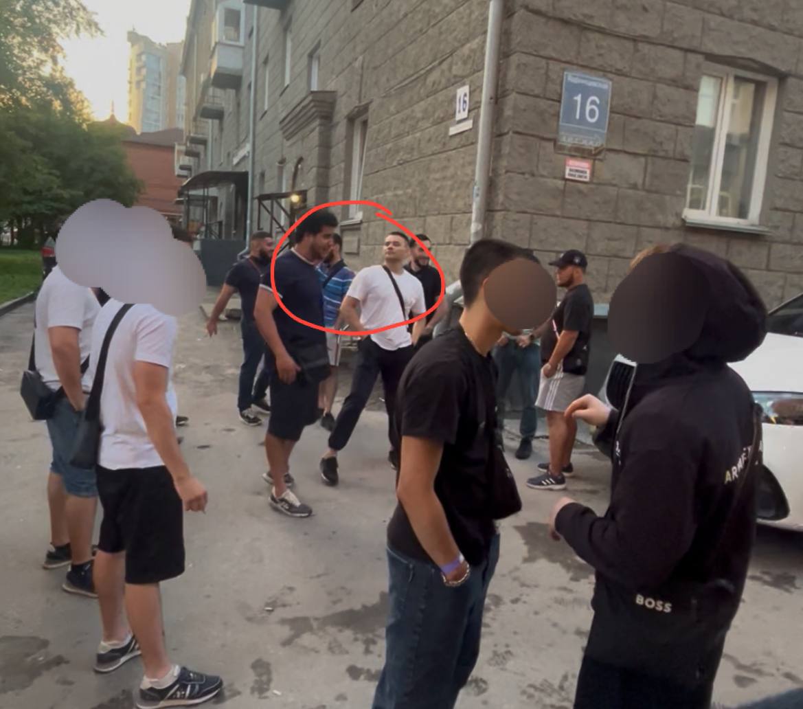 На выходе из новосибирского клуба «Небар» произошла драка с применением оружия Свидетельницы, ожидавшие такси, рассказали, что группа парней нападала на окружающих, и у некоторых из них было оружие. Несколько человек получили серьёзные травмы. Один из нападавших выхватил телефон у девушки, заподозрив, что его снимают. Устройство разбилось, но на этом агрессия не прекратилась — девушки продолжали слышать в свой адрес угрозы и оскорбления с требованием удалить видео. Фото: анонимный Новосибирск Прислать новость