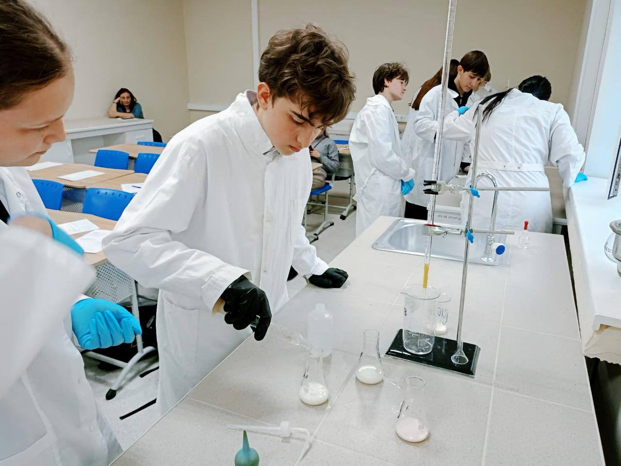 Щёлковский колледж запустил проект по ранней профориентации школьников Билет в будущее Ребята с 8 по 11 класс смогут пройти ознакомительные и базовые пробы по различным профессиям Среди них инженер лаборант программист администратор гостиницы пожарный столяр строительный и многие другие Проект помогает подросткам раскрыть свои возможности сформировать готовность к профессиональному самоопределению и построить маршрут к выбору любимого дела Инициатива является частью программы Профессионалитет нацпроекта Молодёжь и дети и важной составляющей Единой модели профориентации Оставить заявку на участие можно тут щёлковскийколледж образованиещёлково