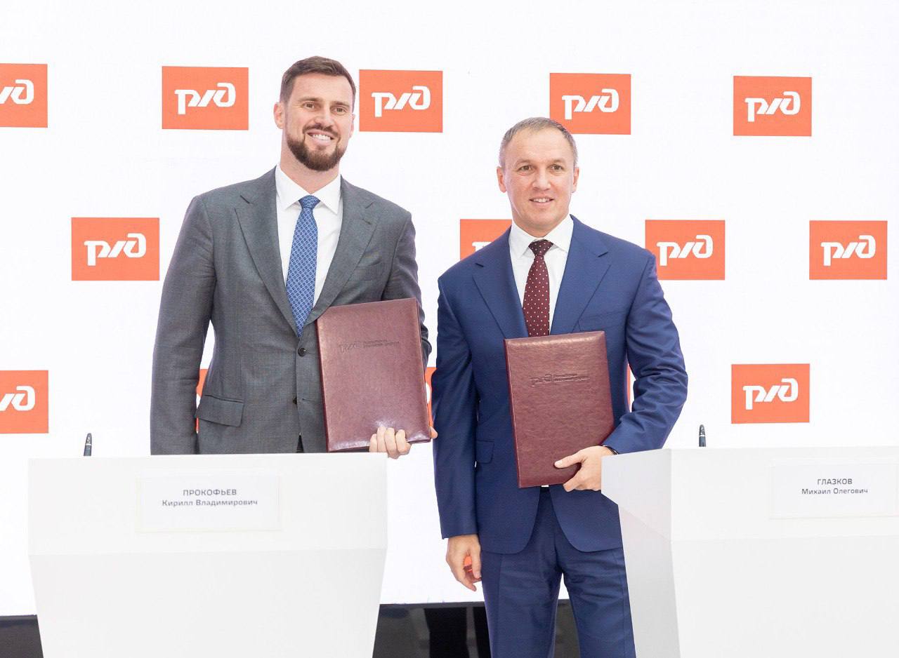 Ещё 10 Церемония подписания договоров которые устанавливают взаимные права и обязанности на всём цикле процесса эксплуатации вагона состоялась в рамках форума выставки Транспорт России в Москве Договоры с РЖД заключили АО Новая перевозочная компания ООО ВЛ Транс ООО Грузовая компания ООО Транзит ООО Бенчмарк Трейдинг ООО Первый промышленный оператор ООО Промышленная логистика ООО ТрансСигма АО РЖД Бизнес Актив и АО ЭНИКАРГО От РЖД документы подписал замглавы компании Михаил Глазков Договорились об условиях эксплуатации на инфраструктуре РЖД грузовых вагонов включая их допуск на сеть определение мест их временного размещения когда вагоны не задействованы в перевозочном процессе а также о технологическом и информационном взаимодействии Подписаться на Телеграмму РЖД Голосовать за канал Подписаться на РЖД в MAX Каналы железных дорог