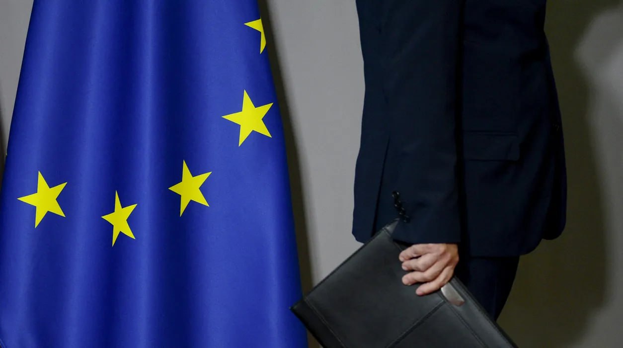 ЕС начал подготовку нового пакета санкций против России ЕС намерен разработать очередной пакет ограничительных мер против России сразу после утверждения предыдущего, чтобы Москва «захотела мира», заявила глава евродипломатии ЕС Кая Каллас. По словам Каллас, на встрече министров иностранных дел и обороны Евросоюза планируется одобрить 17 по счету санкционный пакет против России. передает ТАСС. Каллас отметила, что работа над новым, 18 пакетом начнется сразу после утверждения предыдущего. Она пояснила, что цель новых ограничительных мер – «чтобы Россия захотела мира». Кроме того, Каллас сослалась на «закрытый доклад европейской разведки», в котором сообщается, что введенные ранее санкции якобы дают эффект.