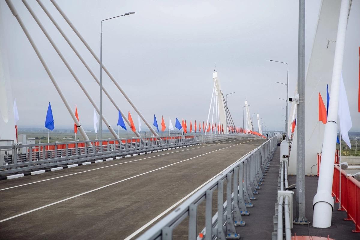 В Амурской области готовятся к запуску пассажирского сообщения по международному автомобильному мосту между Благовещенском и Хэйхэ. Первый пассажирский терминал здесь почти готов к открытию, но будет работать в реверсивном режиме.  «В ноябре, будем стараться до 10 ноября реализовать, запускаем пассажирскую составляющую пункта пропуска «Кани-Курган», – рассказал директор департамента государственной политики в области обустройства пунктов пропуска через государственную границу Минтранса РФ Михаил Кокаев.  Подробности сообщает ГТРК «Амур»: пассажирский терминал на автомобильном сооружении будет работать в реверсивном режиме, то есть по очереди принимать выезжающие в Хэйхэ туристические группы и направляющихся обратно в Благовещенск путешественников.