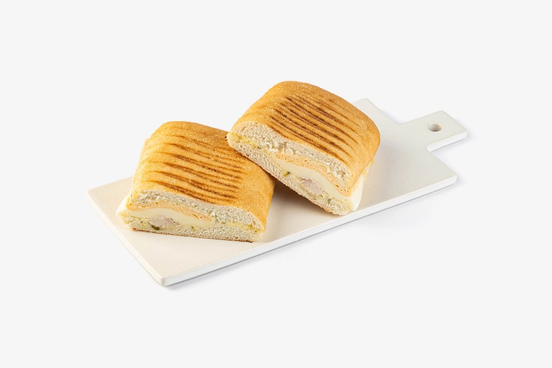 Чиабатта из ВкусВилла отправила москвича в больницу с сильнейшим отравлением Там нашли кишечную палочку и двукратное превышение микробов Сейчас её можно свободно купить за 268 рублей пишет Shot banki oil