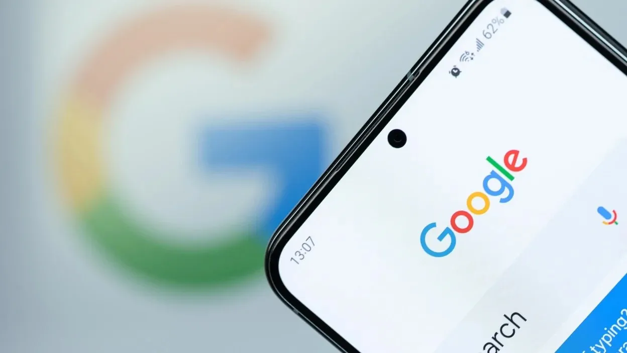 Google начнет бороться с сайтами нарушающими действие кнопки Назад Некоторые сайты в интернете при нажатии на кнопку Назад не возвращают пользователя обратно в поисковик а перенаправляют на другую страницу или же просто обновляют текущую Отныне такой подход противоречит политике Google Search и сайты которые вмешиваются в работу кнопки Назад будут понижаться в поисковой выдаче Компания предупреждает что таким могут промышлять и некоторые рекламные платформы и советует владельцам сайтов тщательно проверять что пользователи могут беспрепятственно покинуть их в любой момент Мой Компьютер