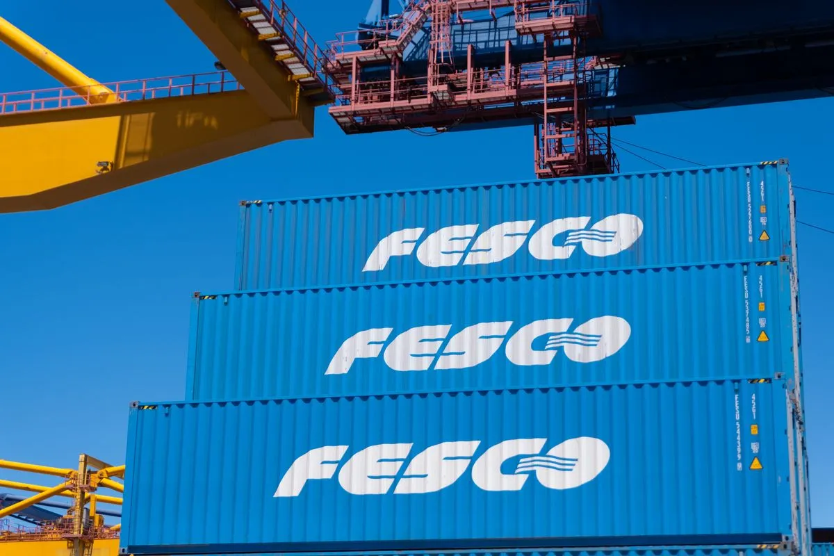 FESCO выполнила первый экспортный рейс в порт Джидда с грузами для стран Аравийского полуострова Контейнеровоз транспортной группы Росатома доставил продукцию лесопромышленного комплекса оборудование а также продукты питания Далее контейнеры будут отправлены автотранспортом в различные страны региона включая Объединенные Арабские Эмираты Катар Бахрейн Кувейт На фоне напряжённой обстановки в районе Ормузского пролива FESCO последовательно диверсифицирует маршруты для сохранения поставок в регионе Развитие перевозок через Красное море позволяет обеспечивать широкое логистическое покрытие региона включая Саудовскую Аравию Кувейт Бахрейн Катар и ОАЭ как для экспортных так и для импортных отправок Это укрепляет наши позиции в одном из ключевых центров мировой торговли и демонстрирует возможности российской логистики отметил заместитель генерального директора по линейно логистическому дивизиону FESCO Герман Маслов Подписывайтесь на Росатом Оставляйте бусты новость FESCO