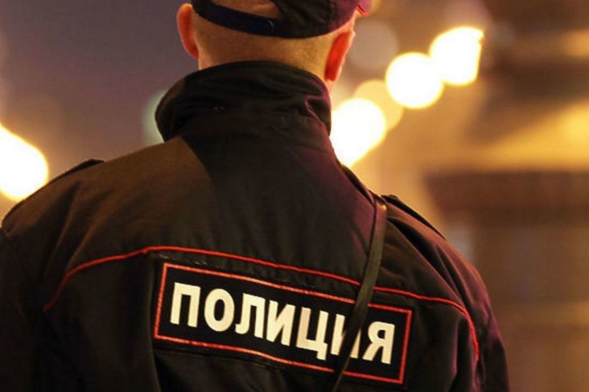 В Елизовском районе сотрудники полиции изъяли наркотические средства Сотрудники управления по контролю за оборотом наркотиков УМВД России по Камчатскому краю задержали 45 летнего неработающего местного жителя В результате оперативно розыскных мероприятий при проведении обыска по месту жительства в квартире подозреваемого полицейские обнаружили и изъяли наркотические средства Экспертиза проведенная специалистами ЭКЦ УМВД России по Камчатскому краю установила что изъятое вещество белого цвета содержит в своём составе наркотическое средство Мефедрон массой 0 22 грамма а также изъятое вещество растительного происхождения является наркотическим средством марихуанна Cannabis массой 0 099 грамма что составляет значительный размер Мужчина незаконно хранил наркотические средства для личного потребления без цели сбыта Отделом дознания ОМВД России по Елизовскому району в отношении задержанного возбуждено уголовное дело по признакам преступления предусмотренного ч 1 ст 228 Уголовного кодекса Российской Федерации Санкцией статьи предусмотрено максимальное наказание в виде лишения свободы на срок до трех лет Подозреваемому избрана мера пресечения в виде подписки о невыезде и надлежащем поведении Расследование уголовного дела продолжается  УМВД России по Камчатскому краю призывает граждан проявлять гражданскую позицию и сообщать в полицию о фактах и местах незаконного изготовления потребления или сбыта наркотических средств а также об интернет сайтах и группах в социальных сетях и мессенджерах по телефону дежурной части УМВД России по Камчатскому краю 8 4512 27 11 02 круглосуточно или дежурной части ОВД по месту жительства Полиция Камчатки