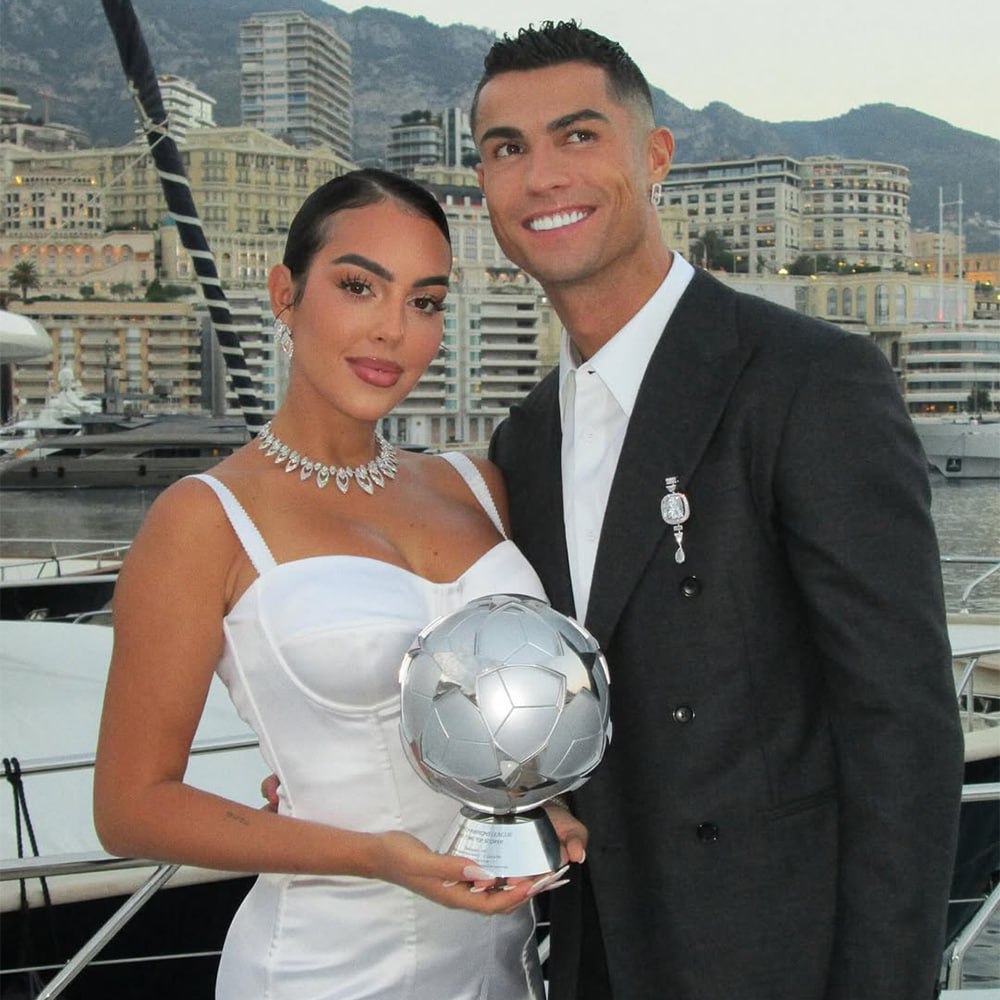 Роналду и Джорджина сыграют свадьбу на острове Мадейра Церемония пройдет в родном городе футболиста Фуншале в местном соборе после чего состоится торжественный прием в роскошном отеле сообщает Jornal da Madeira Свадьба пройдет в закрытом формате после ЧМ 2026 и до старта сезона в Саудовской Аравии Подписывайтесь на РИА Новости Спорт в MAX