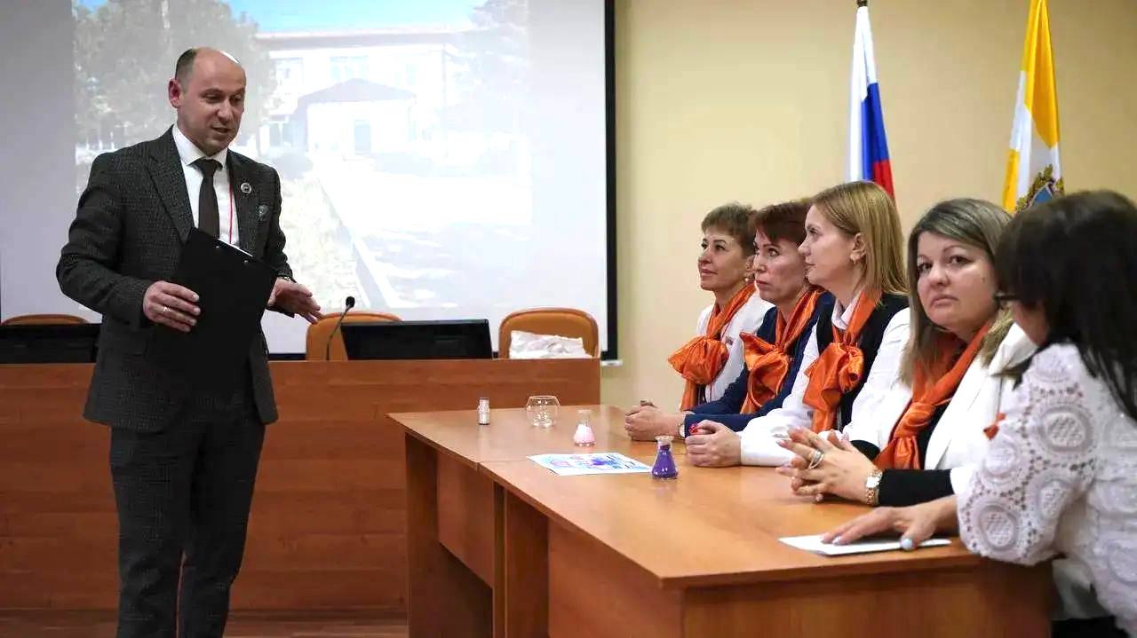 В Ставропольском крае создали комиссию по защите чести и достоинства педагогов Новый орган при Минобразования будет объективно рассматривать случаи нарушения профессиональной этики и прав учителей Что входит в полномочия комиссии Рассмотрение обращений педагогов Установление фактов нарушения этики Принятие решений по урегулированию конфликтов Разработка мер профилактики В состав вошли представители Минобразования Профсоюза работников народного образования и науки РФ Гострудинспекции Ставрополья и региональной родительской общественной организации   Важно постановления комиссии обязательны к исполнению всеми участниками образовательного процесса Подписаться на 1777 Все наши каналы