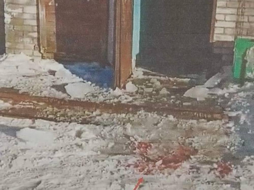 Замдиректора архангельской управляшки будут судить за неубранную с крыш наледь, свалившуюся на голову горожанину Как сообщает пресс-служба областной прокуратуры, заместитель генерального директора ООО «РЭУ» обвиняется в оказании услуг, не отвечающих требованиям безопасности жизни и здоровья потребителей. УК отвечала за дом № 22 по улице Целлюлозной, соответственно сотрудники должны были чистить крышу здания от снега прошедшей весной. Однако с января по март замдиректора не сделал ничего, чтобы снизить опасность падения наледи: не контролировал работы и не закрепил за домом кого-либо из своих подчиненных, не выставил предупреждающих знаков под крышей. Подобное отношение к своим обязанностям едва не обернулось трагедией. 23 марта глыба льда упала на 53-летнего прохожего, причинив травму головы средней тяжести. Вину в инкриминируемом преступлении обвиняемый признал в полном объеме. Ему грозит наказание в виде принудительных работ, ограничения свободы на срок до 2 лет либо штрафа до 300 тысяч рублей.