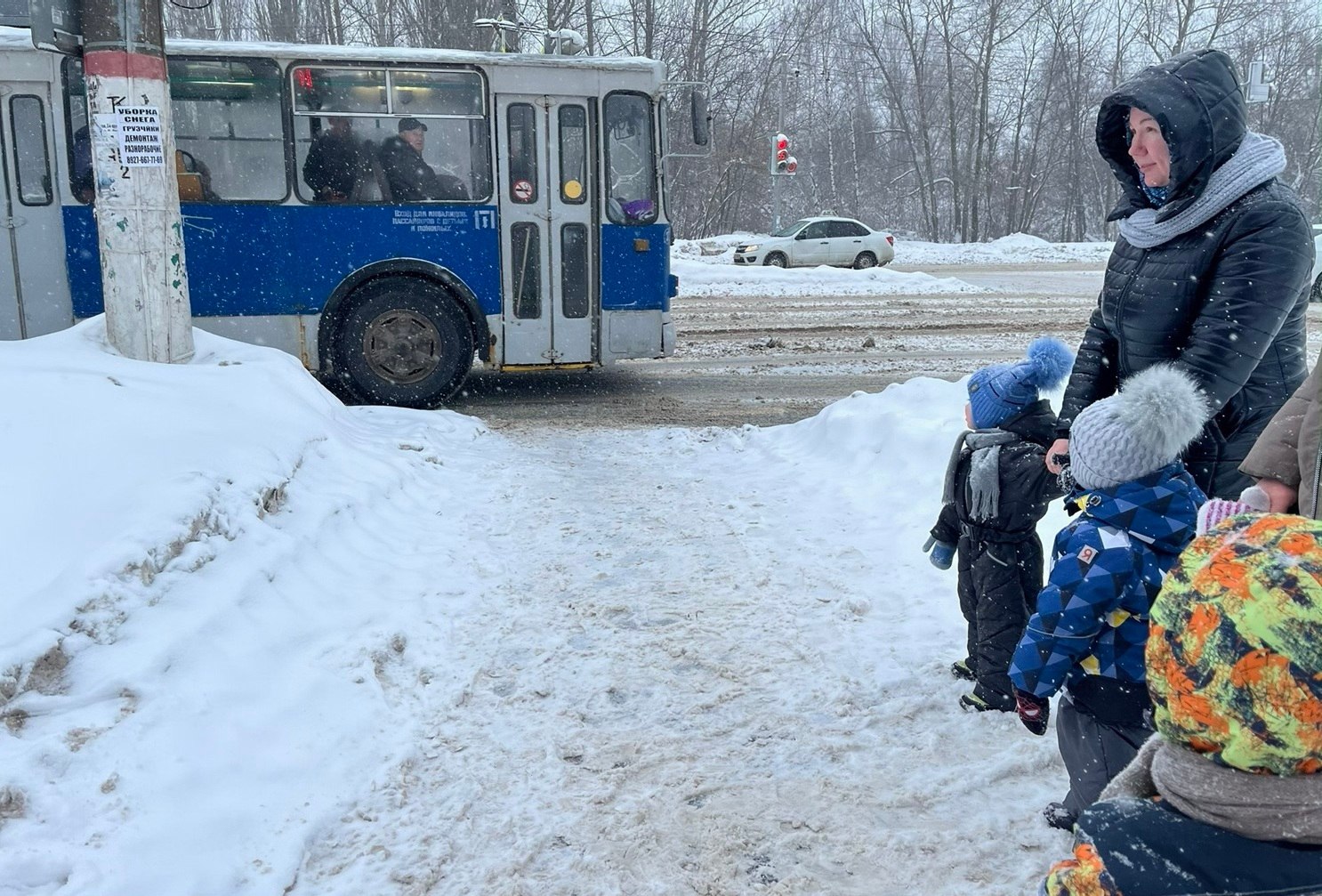 В Доме ребенка Малютка в рамках Национального проекта Молодежь и дети активно функционирует программа Мир вокруг нас Недавно воспитанники отправились в познавательное путешествие чтобы ближе познакомиться с городской средой и общественным транспортом Во время безопасности экскурсии малыши с интересом наблюдали за потоком машин вспоминая важные правила дорожного движения Ребята смогли увидеть автобусы и троллейбусы как пассажиры садятся и выходят а водитель управляет транспортом Это помогло им осознать как работает общественный транспорт и как люди взаимодействуют в этой системе Подобные выходы за пределы учреждения обогащают знания детей о мире и закладывают фундамент для формирования безопасного и ответственного поведения в будущем МинобразованияЧувашии ЗахаровМинобразования21 НацпроектМолодежьидети