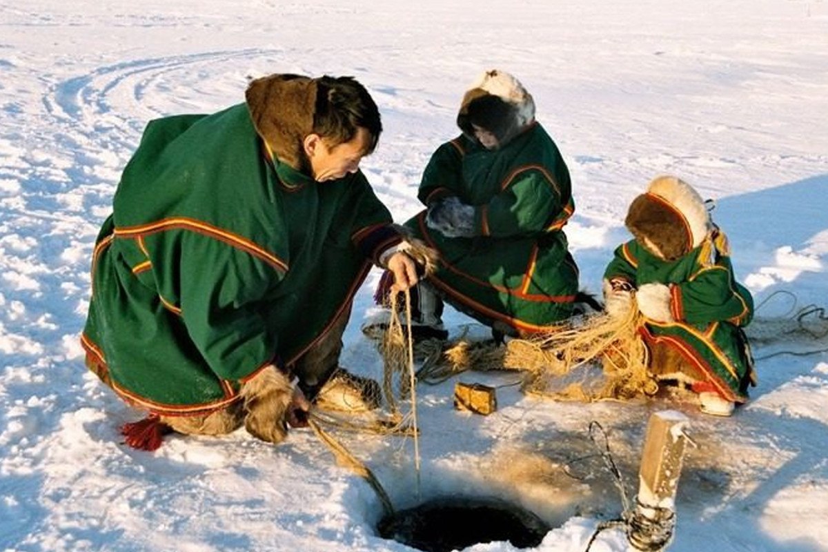 На Чукотке утвердили новые квоты для рыбаков из общин КМНС На Чукотке в 2026 году квоты на добычу белорыбицы для семи территориально соседских общин КМНС увеличены до 127 тонн белорыбицы Общий объём выделенной белорыбицы чир сиг хариус щука для коренных малочисленных народов Севера КМНС на Камчатке в 2026 году составил 421 5 тонны что на 28 2 больше чем в 2025 году Семь территориально соседских общин коренных народов Варээн Северяночка Биракчан Чайлэдуол Анкальыт Нык эргатк эн и Комчо которые ведут промысел в Анадырском муниципальном округе в озёрах и реках муниципального округа Эгвекинот получили 127 тонн из этого объёма На 2026 год поданы 205 заявок от физических лиц на 35 8 больше чем в 2025 году 151 заявка Наибольший интерес к рыболовству проявили жители Анадырского округа оттуда поступило 155 заявок Подобные механизмы поддержки традиционного рыболовства КМНС действуют в Якутии на Камчатке в Хабаровском крае Чукотка