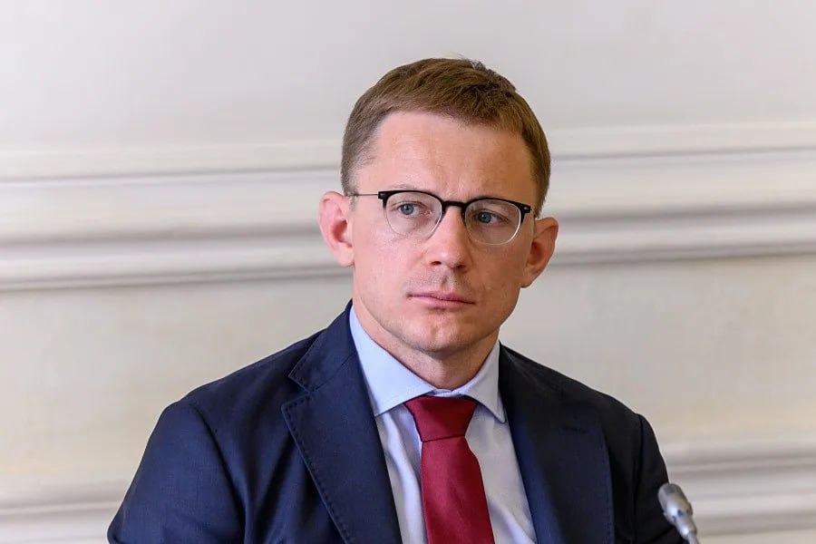 Минфин разрабатывает новые инструменты по выводу бизнеса из серой зоны сообщил замминистра финансов и статс секретарь Алексей Сазанов Обсуждается возможность введения обеспечительного платежа который будет гарантировать последующую уплату необходимых платежей при ввозе товаров в рамках ЕАЭС По нашим прогнозам это может помочь в борьбе с уклонительными практиками сказал Сазанов Одной из мер станет анонсированная ранее система подтверждения ожидания товаров СПОТ СПОТ поможет обелить серые зоны во взаимной торговле с ЕАЭС из за применения современных информационных и технических решений и кооперации нескольких ведомств в частности ФТС и ФНС jkinvest news jkinvest