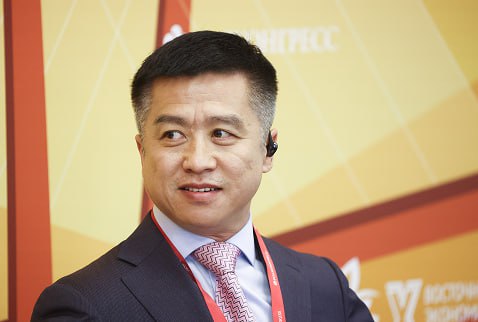 Выход российского бизнеса на китайский рынок позволит создать плацдарм для освоения рынка АТЭС Китайский бизнесмен Сунь Тяньшу на снимке заявил на ВЭФ 2025 что при поддержке Китая российский бизнес может успешно выйти на рынки стран Азиатско Тихоокеанского региона Если российские компании стремятся выйти на рынки стран АТЭС им необходимо разработать долгосрочную стратегию Большинство стран входящих в состав АТЭС расположены близко к Китаю поэтому я считаю что в первую очередь стоит сосредоточиться на освоении китайского рынка Выход на китайский рынок позволит создать прочную базу плацдарм для дальнейших действий Второй этап расшириться на другие страны Азии Успешное сотрудничество с Китаем значительно упростит выход на другие зарубежные рынки благодаря приобретённому опыту в международной торговле а также выработанной системе сбыта и логистики Ключевым моментом является использование цифровых инструментов включая торговые платформы которые облегчают экспорт из России в Китай Эти инструменты направлены на минимизацию таможенных сертификационных и логистических барьеров обеспечивая прямой доступ российских товаров от производителей к китайским потребителям