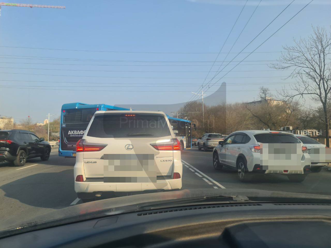 Игнор выделенок Водители автобусов продолжают нарушать правила игнорируя выделенные полосы Жители Владивостока регулярно жалуются на данную проблему которая уже стала системной Очередной случай зафиксировали очевидцы автобус вместо зелёного коридора в Парк Победы движется по левой полосе Выделенные полосы должны улучшить работу общественного транспорта как считают власти особенно в час пик но для этого недостаточно одной разметки важно чтобы водители соблюдали правила Фото primamedia dvved