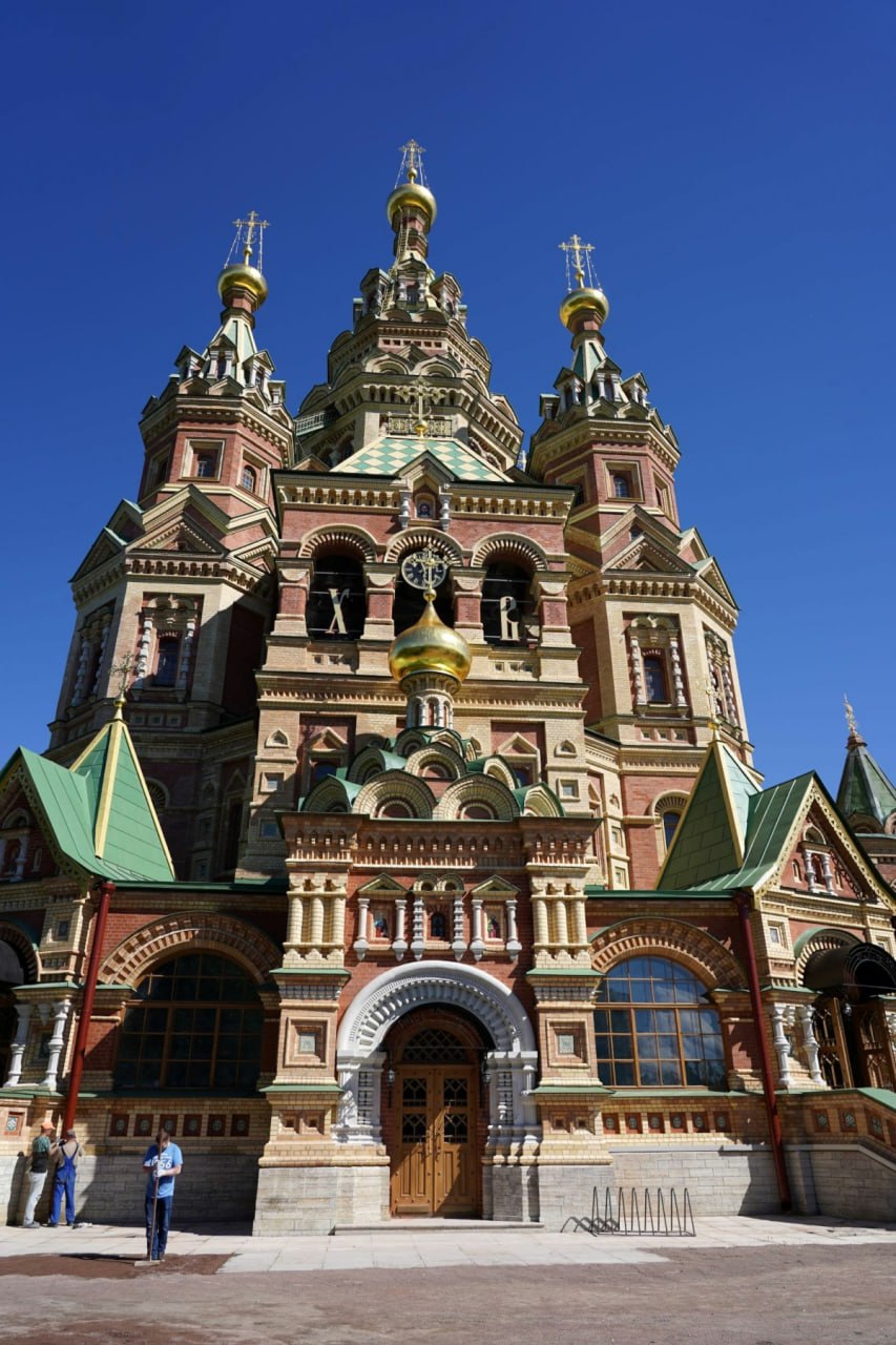 Реставрацию фасадов храма Петра и Павла в Петергофе завершат в 2026 году Реставраторы Петербурга приступают к заключительному этапу воссоздания фасадов храма Петра и Павла в Петергофе, сообщил губернатор Северной столицы Александр Беглов. Полное завершение работ планируется в 2026 году. В настоящее время специалисты занимаются инъектированием трещин, реставрацией керамических изразцов, а также декором из лекального светлого и терракотового кирпича. gov.spb. ru