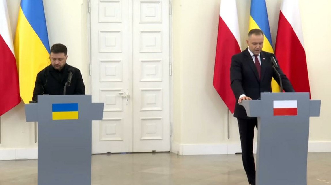 Президент Польши заявил Зеленскому о неблагодарности украинцев Президент Польши на встрече с Зеленским в Варшаве заявил об отсутствии благодарности украинцев за помощь которую Польша оказывает с начала войны передает ArbatMedia   Прислать новость