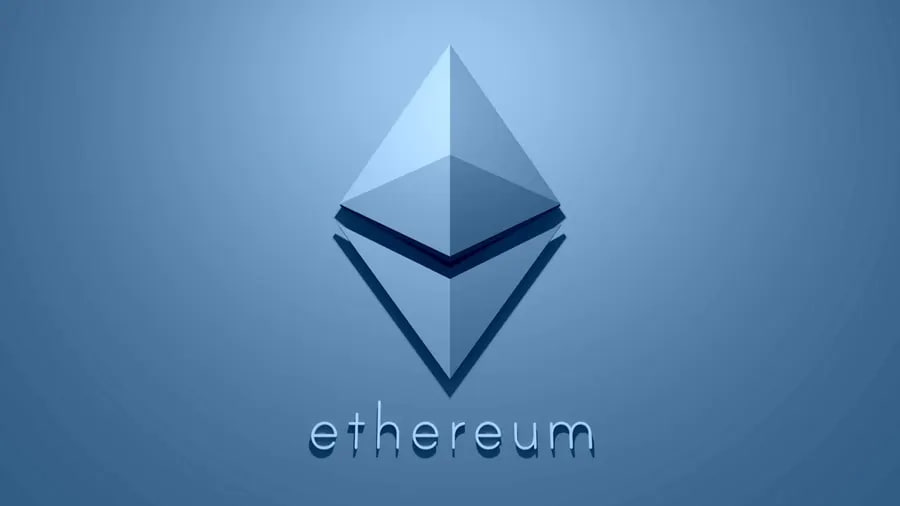 Новое предложение для Ethereum увеличит пропускную способность на 50%  Предложение по улучшению Ethereum  EIP-7781 , представленное 5 октября соучредителем Illyriad Games Беном Адамсом, предполагает сокращение времени блока с 12 до 8 секунд, что увеличит пропускную способность сети на 50%. Это также повысит емкость временных структур данных  "blobs" , что позволит уменьшить комиссии в сетях второго уровня и сделать децентрализованные биржи, такие как Uniswap v3, более эффективными.  Исследователь фонда Ethereum Джастин Дрейк одобрил это предложение, отметив, что сокращение времени блока может улучшить исполнение транзакций для пользователей и сэкономить до $100 млн в год на арбитраже между централизованными и децентрализованными биржами, передаёт cointelegraph.  Однако некоторые разработчики отмечают, что сокращение времени блока может создать проблемы для "соло-стейкеров" из-за увеличения требований к оборудованию и пропускной способности для поддержания блокчейна.  Ранее Виталик Бутерин предложил снизить минимальный объём средств, необходимых для валидации в сети Ethereum, с текущих 36 ETH до 16 или 24 ETH, чтобы улучшить безопасность и децентрализацию сети.