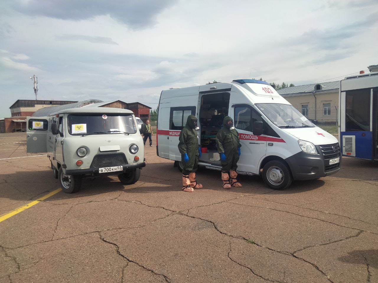 В Бурятии прошли тренировочные учения по реагированию на случаи опасного инфекционного заболевания Сегодня на территории взлетно-посадочной полосы аэропорта Улан-Удэ состоялись важные тренировочные учения с участием Минздрава Бурятии и Управления Роспотребнадзора по РБ. Главная цель учений — отработка механизмов реагирования на выявление больного с подозрением на опасное инфекционное заболевание. Государственные контрольные органы и медицинские службы продемонстрировали высокую степень взаимодействия и готовности к действиям в условиях потенциальной угрозы. Безопасность граждан и высокая степень подготовки остаются приоритетом. Подобные мероприятия укрепляют систему здравоохранения и позволяют оперативно реагировать на любые вызовы.