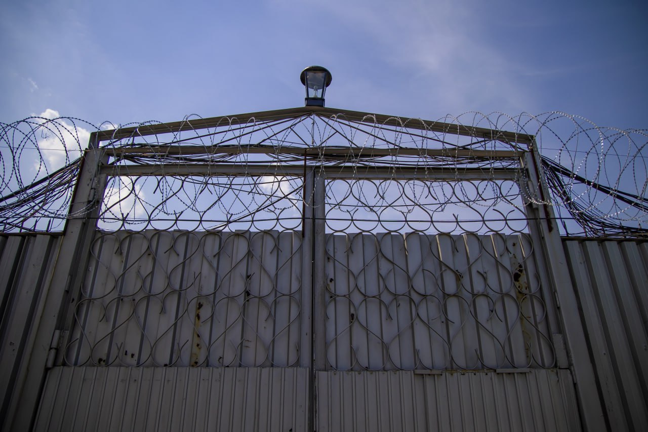 В Челябинске задержали сотрудника колонии за разглашение гостайны Силовики задержали работника колонии Челябинска за разглашение секретных служебных сведений По части 1 статьи 283 УК ему грозит до четырех лет лишения свободы с запретом занимать определенные должности Сотрудники ФСБ установили что у 37 летнего служащего был допуск к гостайне Он обязался не разглашать ее Но силовик доверил секретные данные третьим лицам тем самым нарушил законодательство РФ Подписаться на vecherchel Голосовать за канал