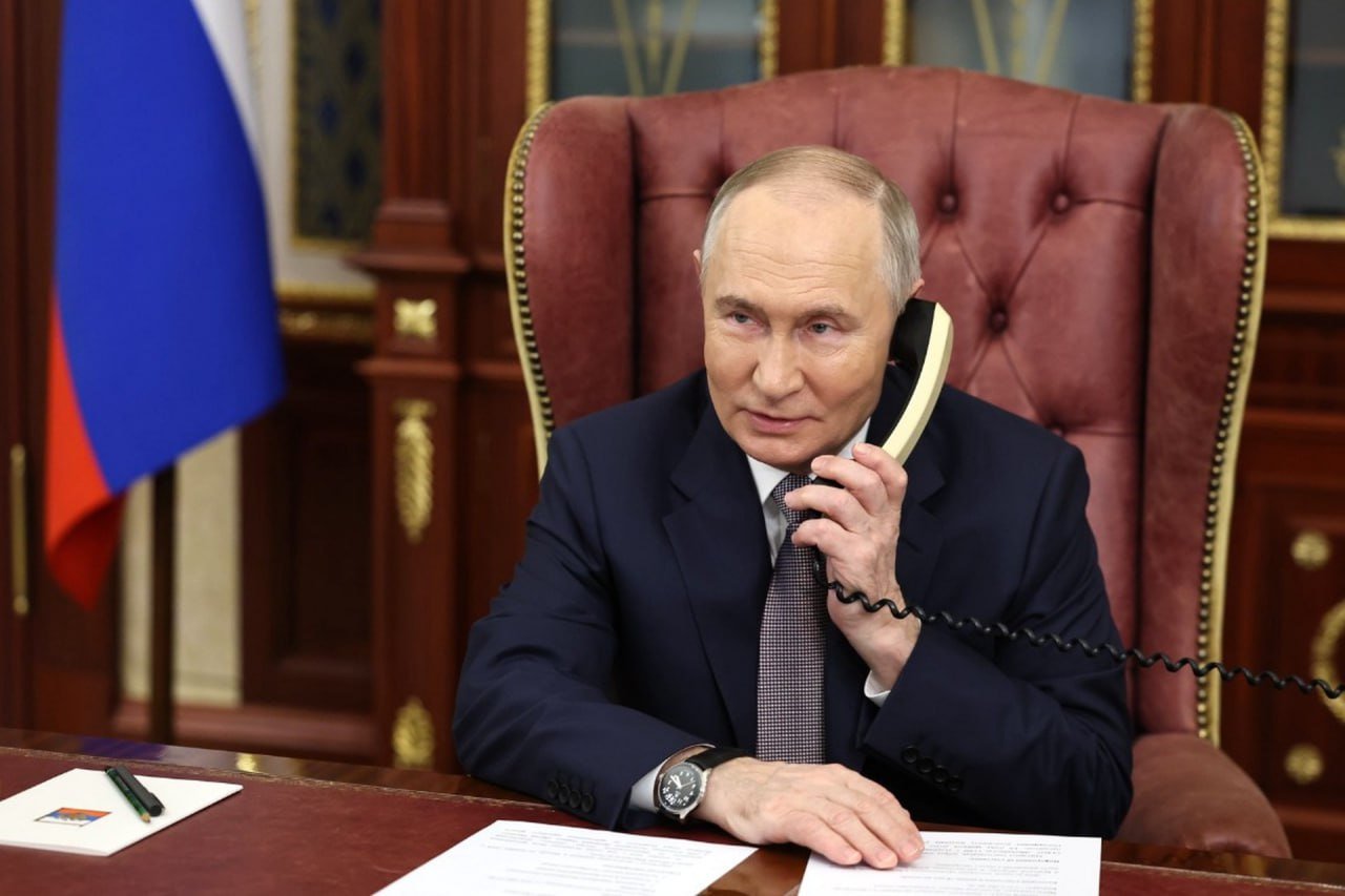 Владимир Путин поговорил по телефону с папой римским Львом XIV Об этом сообщил Кремль. В разговоре с папой римским по просьбе патриарха Кирилла лидер РФ передал ему пожелания успехов в пастырском служении. Понтифик высказался за продолжение важного диалога между двумя сестринскими церквями. Также Владимир Путин выразил признательность Льву XIV за готовность содействовать в урегулировании конфликта с Украиной. Он подтвердил заинтересованность в достижении мира на Украине политико-дипломатическим путем. Подпишитесь на «Абзац» Добавьте «Абзац» в ленту «Дзена»