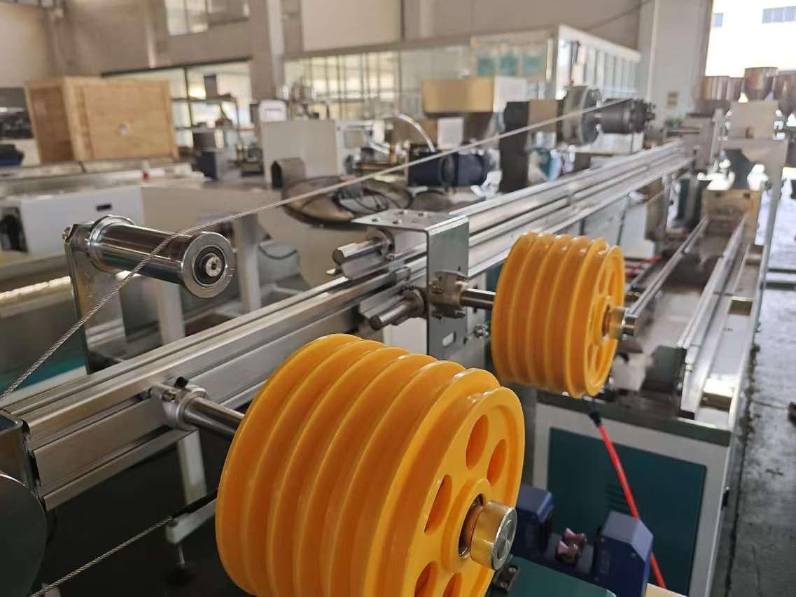 Компоненты для беспилотников будут печатать из хабаровского пластика Новые технологии продолжают приходить на Дальний Восток и не в формате сувениров а в виде промышленного производства Пока одни ограничиваются небольшими 3D принтерами другие выстраивают полноценные цепочки для высокотехнологичных отраслей Компания Хабаровский механический завод станет резидентом ТОР Хабаровск и запустит производство высококачественного филамента специального пластика для 3D печати Материал будет использоваться для изготовления компонентов беспилотников и продукции для авиационной и оборонной промышленности Проект имеет значение не только для Дальнего Востока но и для всей страны предприятие сможет выпускать до 72 тонн филамента в год Основной продукцией станут нити из PLA и PETG пластиков ключевых материалов для аддитивного производства Объём инвестиций в проект составляет 7 4 млн рублей Производство площадью около 500 квадратных метров планируют запустить уже в этом году Часть продукции заранее зарезервирована под долгосрочные контракты