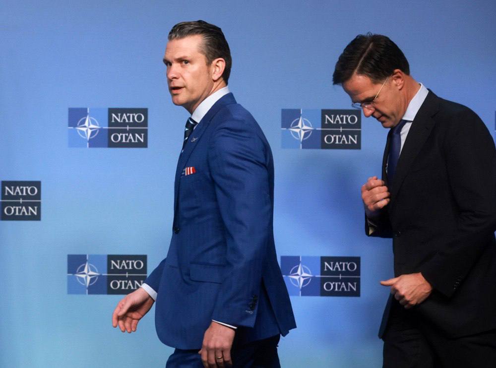 Euractiv: США могут выступить против того, чтобы в коммюнике НАТО Россию назвали угрозой  Как сообщает портал, США могут выступить против обозначения России как угрозы для НАТО в итоговой декларации будущего саммита альянса, который пройдет в Гааге 24-25 июня.  По данным источников, страны НАТО договорились увеличить военные расходы до 5% ВВП. Однако мнения разделились по поводу того, как обосновать это решение в документе.  Источники отмечают, что европейские страны альянса настаивают на том, чтобы вливание дополнительных средств в оборону объяснялось «российской угрозой».   «По словам трех дипломатов НАТО, любая попытка вновь заявить об «угрозе» со стороны России рискует вызвать проблемы с США, поскольку Вашингтон стремится сохранить роль посредника в мирных переговорах между Москвой и Киевом», — говорится в материале.  ЖИВОВZ