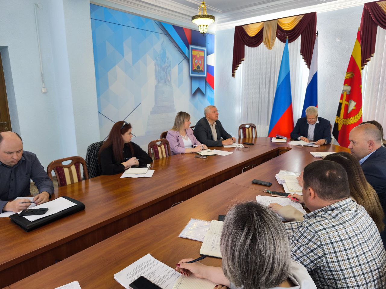 Сегодня провел расширенное аппаратное совещание с участием руководителей структурных подразделений Администрации, а также начальников отделов и управления по жизнеобеспечению населенных пунктов округа. В ходе работы подробно рассмотрели обращения граждан. Дал поручение разобраться с каждым из них и в кратчайшие сроки доложить о результатах и принятых мерах. В ходе совещания также рассмотрели вопрос пожарной безопасности. Руководители территорий доложили о проведении опашки, что является важной частью профилактических мероприятий. Подвели итоги празднования Дня Победы и Дня Республики. Все мероприятия прошли на должном уровне, благодаря совместной работе всех задействованных служб и активному участию жителей. Особое внимание акцентировал на необходимости усиления контроля на подведомственных территориях, чтобы обеспечить их безопасное и эффективное функционирование. Сергей Козенко