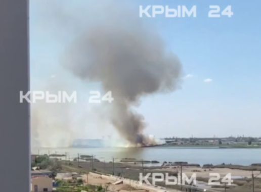 Дым в Евпатории оказался возгоранием сухой травы Понедельник, 14 июля. «Крым 24».В Евпатории спасатели тушат возгорание сухой травы на площади 500 квадратных метров. Об этом сообщили в ГУ МЧС России по Крыму. Сообщение о возгорании сухой травы в районе Новоселовского шоссе поступило в 15:03 14 июля. На место происшествия прибыли спасатели. «По прибытию к месту происшествия пожарно-спасательными подразделениями Главного управления было установлено, что горит сухая растительность на открытой территории», - уточнили в сообщении. Площадь пожара составляет 500 квадратных метров. На месте работают три пожарные машины и служба пожаротушения.... Подробнее>>>