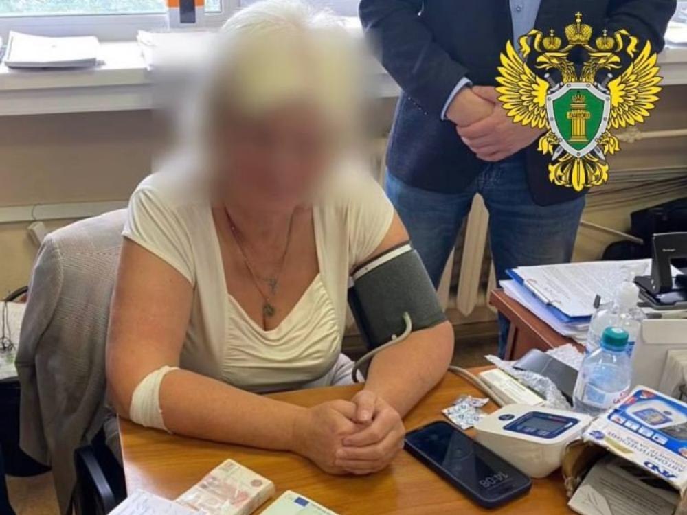 Не виноватая я Экс ректор СГМУ Горбатова выступила на суде с последним словом Экс ректор СГМУ обвиняемая в совершении преступления предусмотренного частью 4 статьи 160 УК РФ выступила в суде с последним словом По версии следствия Горбатова желая обеспечить себе и подчиненным квалифицированную юридическую помощь растратила вверенные ей 1 3 млн рублей Сегодня в суде бывший ректор выступила с последним словом Что известно Вину Горбатова не признает утверждает что заключала договоры на оказание юридических услуг исключительно в интересах вуза Адвокат настаивал на невиновности подзащитной и просил оправдать её в связи с отсутствием состава преступления Сторона обвинения в свою очередь в прениях просила признать Горбатову виновной в совершении преступления предусмотренного частью 4 статьи 160 УК РФ и назначить ей наказание в виде лишения свободы на срок 4 года со штрафом в размере 300 000 рублей Инкриминируемое подсудимой деяние относится к тяжким преступлениям Санкция статьи предусматривает наказание в виде лишения свободы на срок до десяти лет с возможным дополнительным наказанием в виде штрафа в размере до миллиона рублей либо ограничение свободы на срок до двух лет По завершении прений выступления подсудимой с последним словом суд удалился в совещательную комнату до 6 февраля 2026 года По материалам пресс службы Октябрьского районного суда