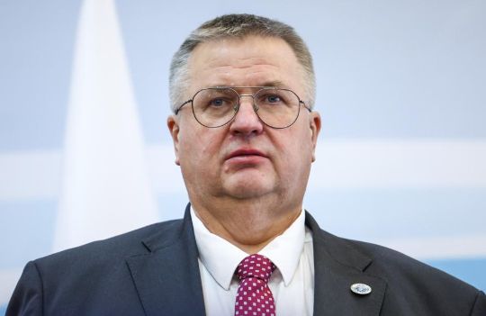 Россия готовит обращение к Армении о противоречии норм сближения с ЕС и правил ЕАЭС: Алексей Оверчук Россия готовит обращение к Армении о том, что сближение Еревана с Европейским союзом противоречит нормам Евразийского экономического союза. Об этом сообщил вице-премьер России Алексей Оверчук, отвечая на вопрос агентства ТАСС. «Я собираюсь подписать письмо, адресованное моему коллеге Мгеру Григоряну, в котором, по нашему мнению, такие действия противоречат нормам Евразийского экономического союза», - заявил Оверчук. Вице-премьер также предупредил, что Россия рассмотрит вопрос о применении соответствующих мер. «Мы внимательно следим за развитием событий в Армении. Конечно, мы всегда будем уважать выбор армянского народа, но при этом мы понимаем – и это уже подтверждено Николом Пашиняном, что одновременное пребывание Армении как в Евразийском экономическом союзе, так и в Европейском союзе невозможно», - подчеркнул он. • Дзен • Сайт • TikTok • Facebook • Instagram • YouTube • X/twitter
