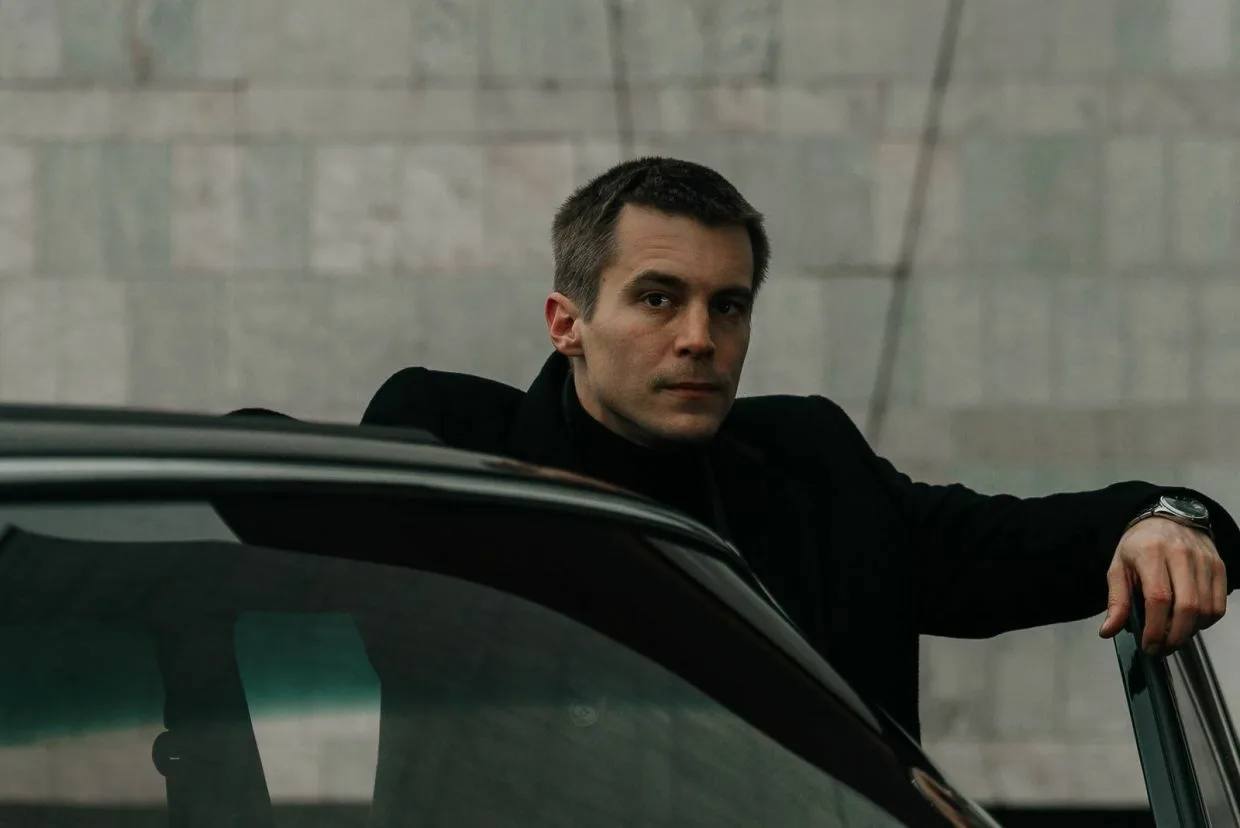Wink продлил сериал «Фишер» еще на два сезона.   Режиссеры первого сезона Сергей Тарамаев и Любовь Львова вернутся к своей роли, а также выступят как шоураннеры одной из частей. Режиссером другой станет Ольга Френкель  «Совсем ошалели», «Инсомния» . Информация об актерах ожидается.   А узнать больше про режиссерский тандем «ЛюбСереж» можно в подкасте «Кино.Бэкстейдж». Мы в предвкушении их нового «Фишера»