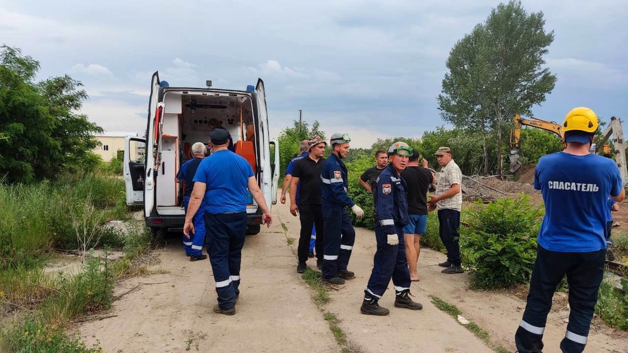 Бетонная плита упала на кабину экскаватора в Курске. Произошло это 3 июня на улице 2-й Агрегатной. Водителя придавило плитой, ему требовалась помощь. На место выехали сотрудники АСС региона и Управления по делам ГО и ЧС. Мужчину деблокировали и передали медикам. фото АСС Курской области