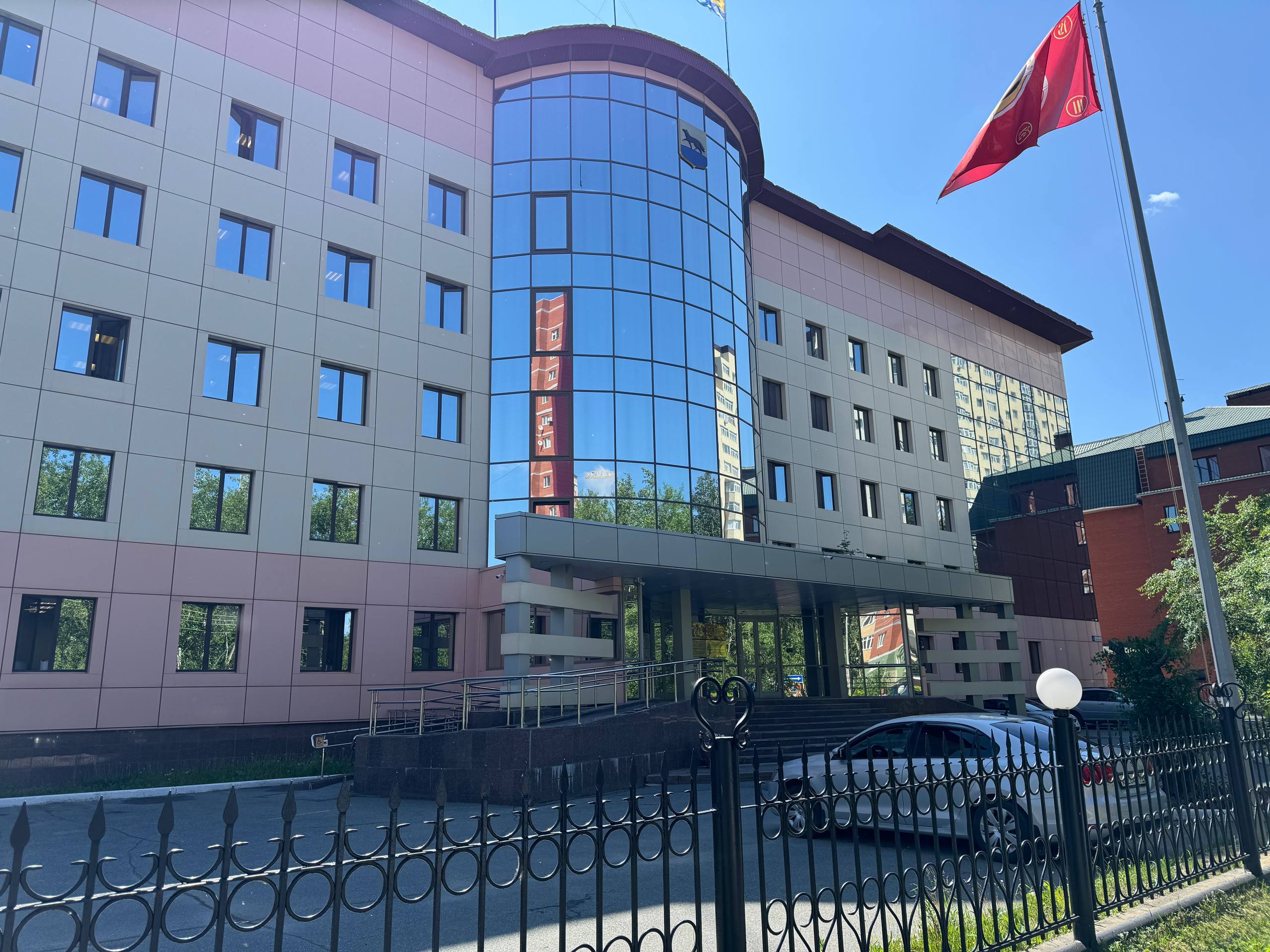 В корпусе мэрии Сургута на улице Восход проходят следственные действия - администрация оказывает содействие правоохранительным органам, заявили журналисту СТВ в пресс-службе муниципалитета. Подробности в настоящий момент уточняются. UPD: «Действия правоохранительных органов осуществляются в соответствии с действующим законодательством. Администрация муниципального образования работает в тесном взаимодействии со следственными органами, оказывает им содействие в проведении необходимых процессуальных мероприятий», - заявили в пресс-службе администрации Сургута. Подписаться Прислать новость