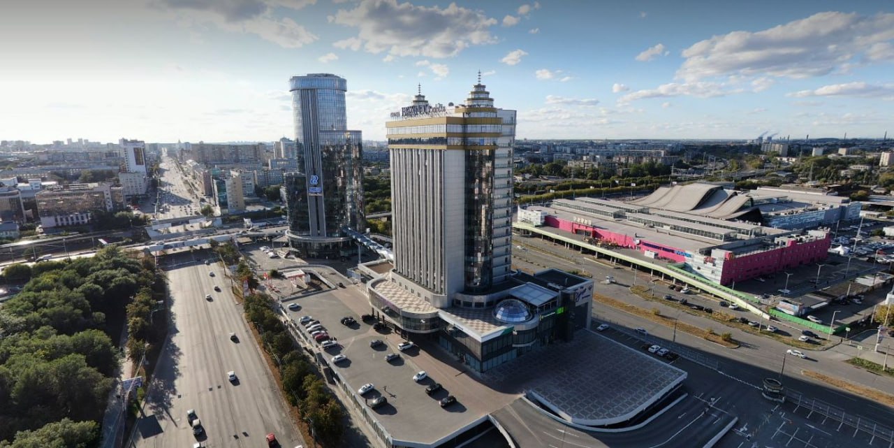 Отечественная нейросеть присмотрит за чистотой контейнеров в Челябинской области Искусственный интеллект созданный нашим технологическим партнером NtechLab поможет поддерживать чистоту контейнерных площадок в Челябинской области Решение планируется запустить в сентябре ИИ будет обрабатывать видеопотоки с камер наблюдения и определять на изображении переполненность контейнеров или наличие мусора вокруг них Сервис работает со всеми видами контейнеров и мусорных баков Также нейросеть будет оповещает ответственные службы в случае нарушения графика вывоза мусора Еще ИИ способен выявлять неправильную парковку автомобилей у контейнерных площадок если они мешает подъезду мусоровоза Наши алгоритмы могут за доли секунды выявлять нештатные ситуации на площадках сбора ТКО и в целом обеспечивают их обширный круглосуточный мониторинг сказали в NtechLab Подобное решение уже широко применяется на площадках сбора ТКО в Нижегородской Вологодской и Ленинградской областях Пилотные проекты также реализованы в Тульской Свердловской Ярославской областях Республике Татарстан и Краснодарском крае rostecru