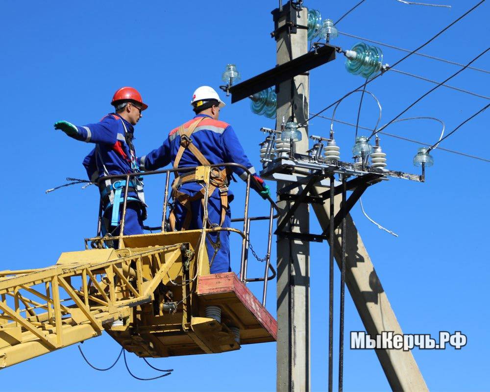 Энергию Керченского полуострова улучшают Речь идет про электросетевое хозяйство городского округа Керчь ГУП РК Крымэнерго ведет ремонт сетей готовясь к пиковым нагрузкам зимнего сезона Пишет МыКерчь РФ Всего с начала 2025 года выполнен плановый капремонт 39 километров воздушных линий электропередачи ВЛ 0 4 6 10 кВ установлено 139 опор проведена замена и перетяжка 17 2 километров проводов ВЛ 0 4 6 10 кВ расчищено 32 51 километра трасс воздушных линий отремонтировано 69 трансформаторных подстанций и распределительных пунктов Совместно с подрядной организацией энергетики осуществили технические мероприятия для обеспечения электричеством более 60 заявителей в садовых некоммерческих товариществах Восток Здоровье и Дельфин Построено 2 км воздушных линий электропередачи напряжением 0 4 кВ с применением самонесущего изолированного провода seanewskerch