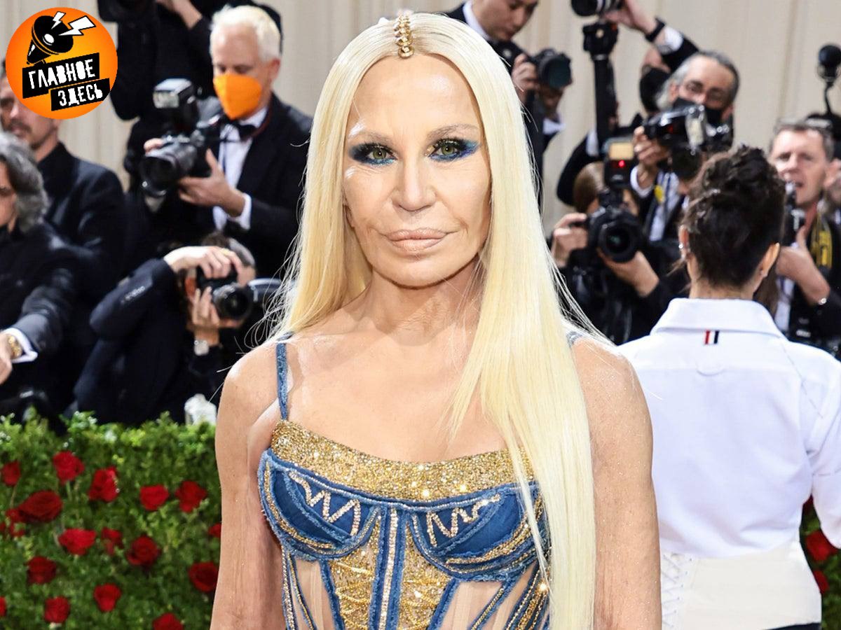 Донателла Версаче покинула пост креативного директора Versace  Итальянский модельер займёт должность главного посла бренда.  Об этом говорится в сообщении Дома моды в соцсети Х. Новым креативным директором назначен Дарио Витале. Он вступит в должность 1 апреля этого года.  Главное — здесь. Подписывайтесь!