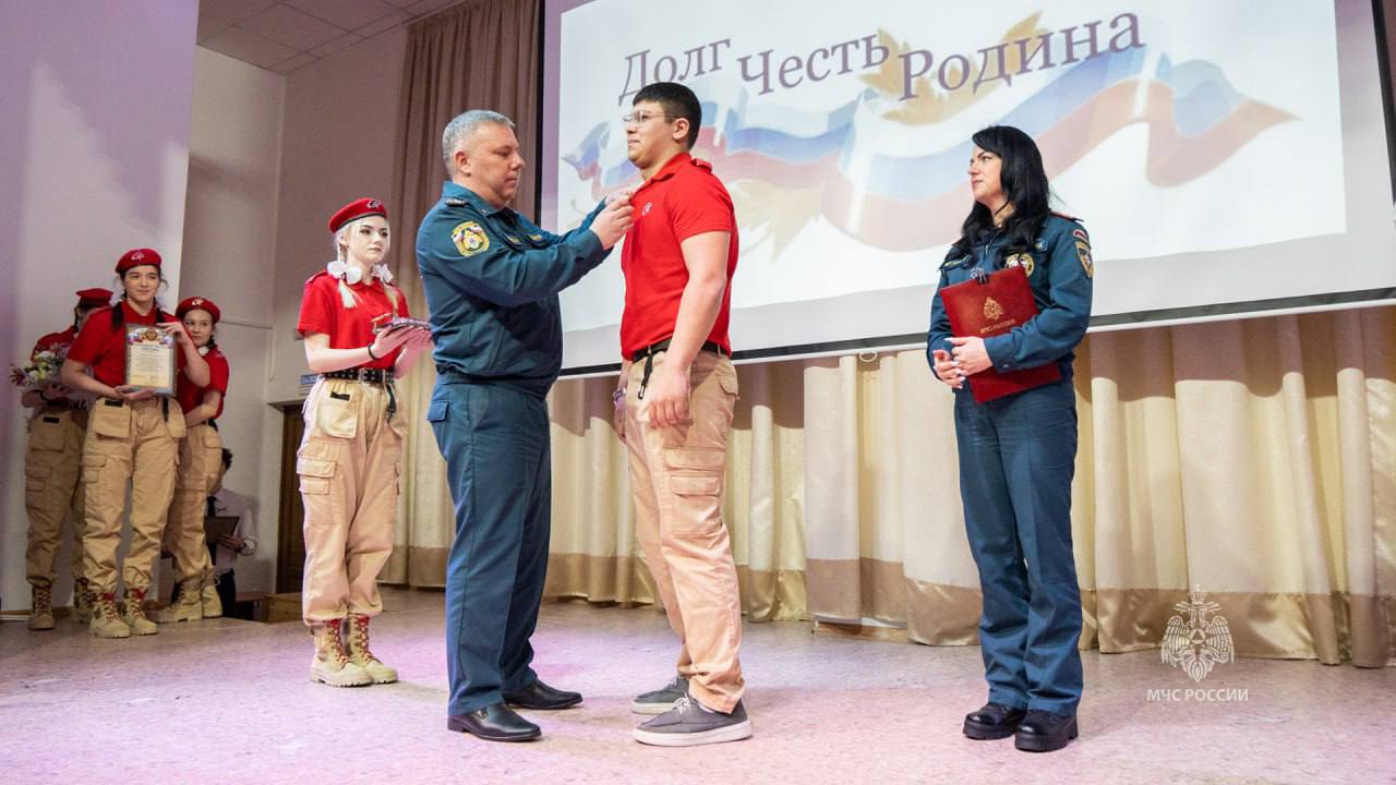 Десятиклассник из Петропавловска Камчатского получил медаль МЧС за спасение родных при пожаре Когда утром дом на улице Мишенной заполнился дымом подросток выпрыгнул в окно разбил стекло и в темноте вытащил из огня свою бабушку и потерявшего сознание дедушку К сожалению мужчину спасти не удалось Амир считает что так поступил бы каждый на его месте Подписаться Предложка Чат
