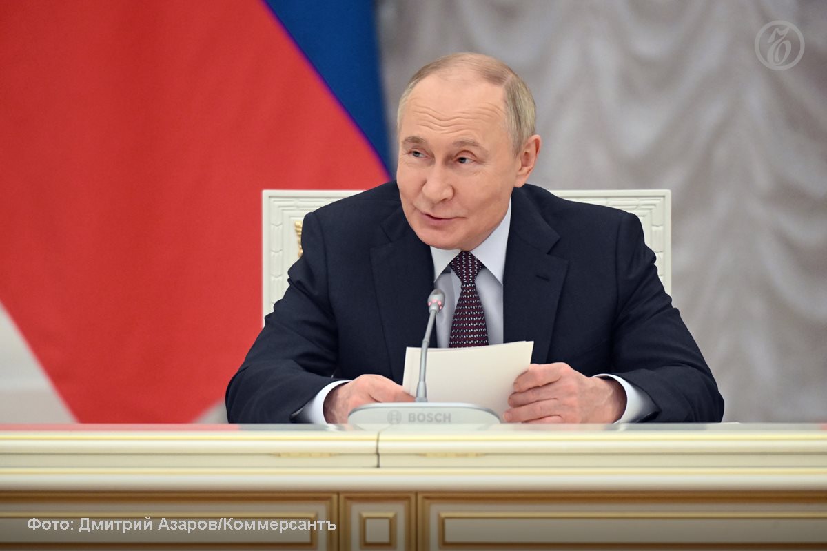 Матч легенд «Зенита» начался с поздравления Путина со 100-летием клуба На поле «Газпром Арены» 25 мая вышли футболисты, игравшие когда-либо за ФК «Зенит». Матч в честь 100-летия клуба начался с поздравительной телеграммы президента России Владимира Путина. Ее текст на стадионе зачитал председатель правления ПАО «Газпром» Алексей Миллер. Президент отметил, что клуб продолжает хранить свои традиции, заложенные многими поколениями игроков, тренеров и наставников. «За минувшие годы "Зенит" прошел большой насыщенный яркими, незабываемыми событиями путь от физкультурного кружка Ленинградского металлического завода до одного из самых именитых спортивных клубов страны»,— написал Владимир Путин. По словам главы государства, равнение на легендарную историю клуба, сплоченность, вера в свои силы не раз помогали команде побеждать на национальных чемпионатах, завоевывать Кубок страны, добиваться триумфа на европейских футбольных аренах.