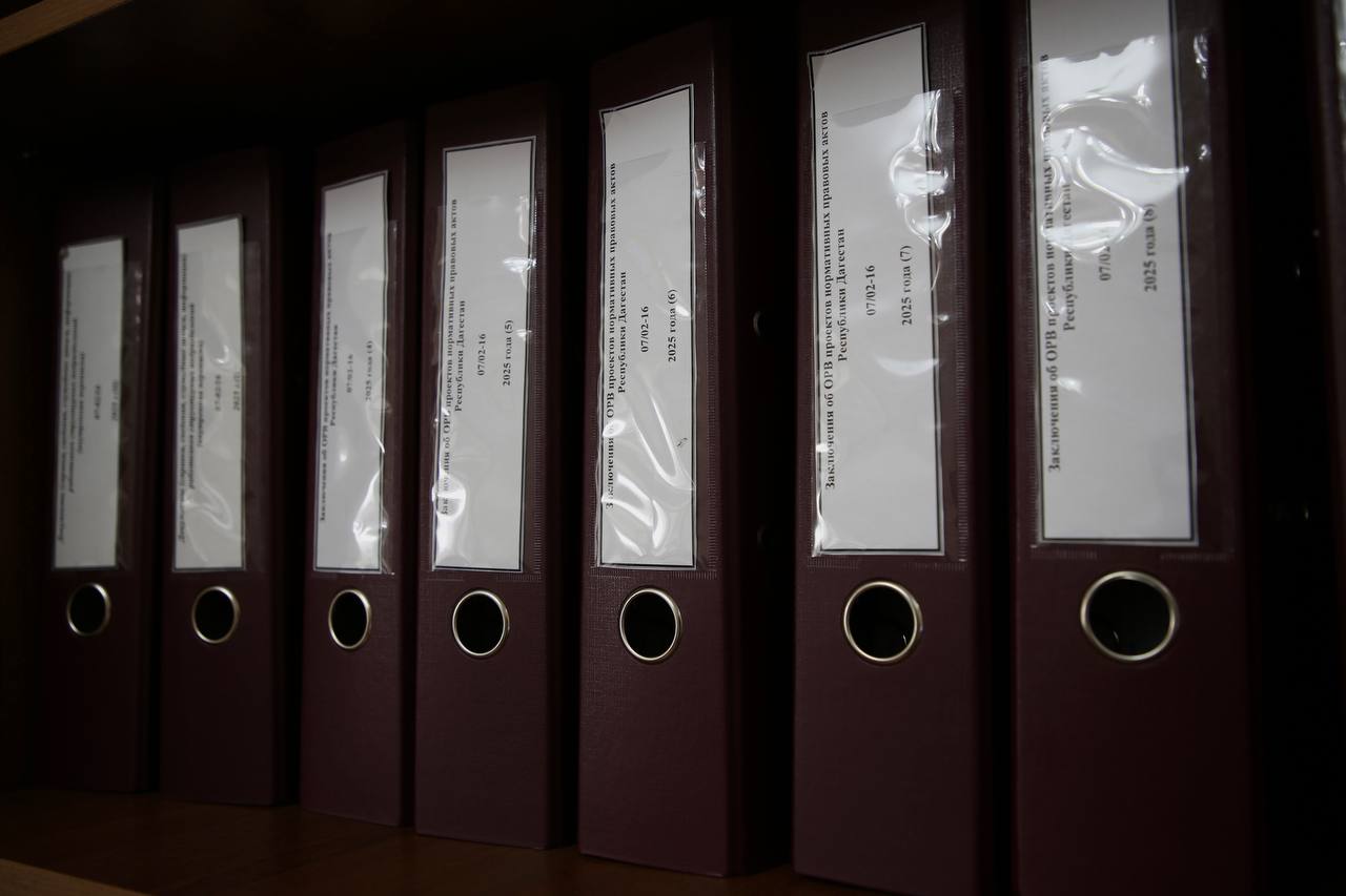 В Дагестане продолжается работа по улучшению инвестиционного климата через инструменты института оценки регулирующего воздействия Министерство экономики и территориального развития Республики Дагестан подвело итоги работы по анализу нормативной базы региона Цель снижение административных барьеров и создание благоприятных условий для бизнеса За отчетный период специалисты ведомства провели предварительный анализ 9  9  8   проектов нормативных правовых актов на предмет необходимости проведения процедуры оценки регулирующего воздействия ОРВ Для 6  0   проектов такая процедура была признана необходимой Также эксперты подготовили 1  0  7   заключений 8  1   положительное и 2  6   отрицательных Это позволило отсеять нормы которые перегрузили бы бизнес лишними требованиями Параллельно велась работа по ревизии уже действующих нормативных актов Экспертиза была направлена на выявление устаревших избыточных или противоречивых требований затрудняющих предпринимательскую и инвестиционную деятельность Практическим итогом этой работы стало принятие в 2025 году трех значимых законов  Закон РД 39 Об инвестиционной деятельности от 6 мая 2025 г обновляет правовые основы для привлечения капитала в экономику республики  Закон РД 10 от 11 марта 2025 г вносящий изменения в Кодекс об административных правонарушениях направлен на оптимизацию контрольно надзорной деятельности  Закон РД 86 от 7 ноября 2025 г который корректирует законодательство о государственно частном и муниципально частном партнерстве делая его более прозрачным и привлекательным для инвесторов Принятие этих законов напрямую влияет на оценку региона в Национальном рейтинге состояния инвестиционного климата формируемом Агентством стратегических инициатив при поддержке Минэкономразвития России Учет выводов экспертиз обеспечил республике дополнительные баллы в рейтинге качества проведения ОРВ среди субъектов РФ что является важным фактором для потенциальных инвесторов при выборе региона для вложения средств Реализуемые меры не только уточняют региональное законодательство но и создают в республике прозрачную стабильную и привлекательную деловую среду подчеркнул министр экономики и территориального развития РД Гаджи Султанов