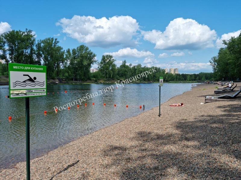 В озере Зеркальное в Красноярске обнаружили опасные для здоровья бактерии. Как сообщает Роспотребнадзор, концентрация кишечной палочки в воде превышает допустимую норму в 4,8 раза. Из-за этого ведомство направило в «Татышев-Парк» официальное обращение с просьбой закрыть озеро для купания. Кроме того, специалисты проверили воду в озере Песчанка. Там показатели тоже оказались выше нормы — в 2,4 раза. Из-за этого пляж на Песчанке не получил разрешение на эксплуатацию. Роспотребнадзор призывает жителей города отказаться от купания в этих водоемах, так как это может представлять угрозу для здоровья. #красноярск