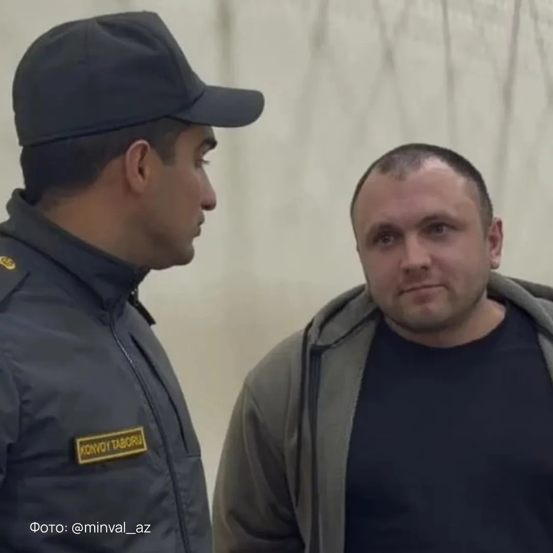 Первый из восьми задержанных в Азербайджане россиян получил срок Суд в Баку приговорил Александра Вайсеро к четырем годам колонии сообщает издание Minval Его задержали летом 2025 года вместе с еще семью гражданами России на фоне обострения отношений между Москвой и Баку По версии следствия Вайсеро легализовал около 727 тысяч манатов около 32 млн рублей через букмекерские и лотерейные сайты Остальные задержанные до сих пор находятся под арестом по обвинениям в наркотрафике и кибермошенничестве После крушения самолета AZAL между странами начался серьезный кризис Позже стороны договорились о компенсациях семьям погибших но на арестованных в Азербайджане россиян это похоже не распространилось   Подпишитесь на Абзац в Максе