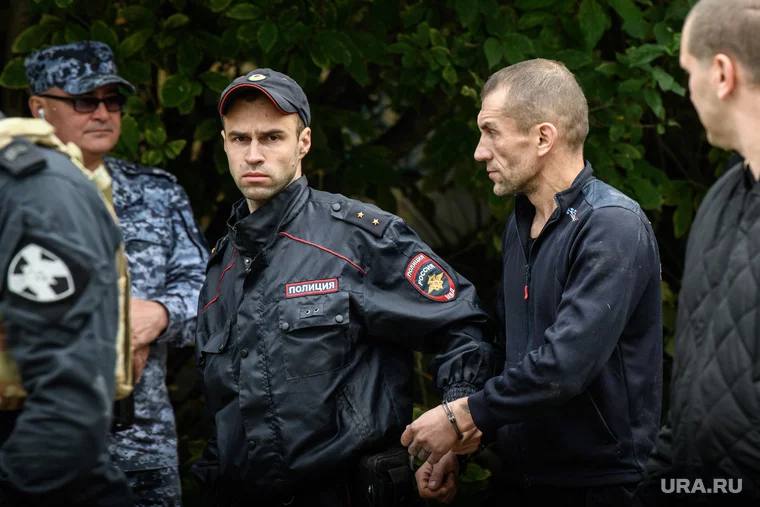 Отец убитой в Нижнем Тагиле девочки потребовал пожизненного для педофила Сегодня начался судебный процесс по делу убийства в 2024 году 11-летней школьницы из Нижнего Тагила. 31 августа 2024 года девочка отпросилась на прогулку у отца и пропала. Её искали четыре дня, а 3 сентября её тело нашли в подвале соседнего подъезда. Оказалось, что сосед – 40-летний судимый Владимир Александров – заманил её в гости и там изнасиловал, а после задушил. Отец девочки Александр приехал в суд, чтобы посмотреть в глаза педофилу. – Пожизненное заключение будет справедливым наказанием. Он писал мне извинительные письма, но это бред, – заявил отец. А вы как считаете, такого упыря нужно закрыть навсегда? Да, до конца дней! Нет, чуть помягче – лет 50.