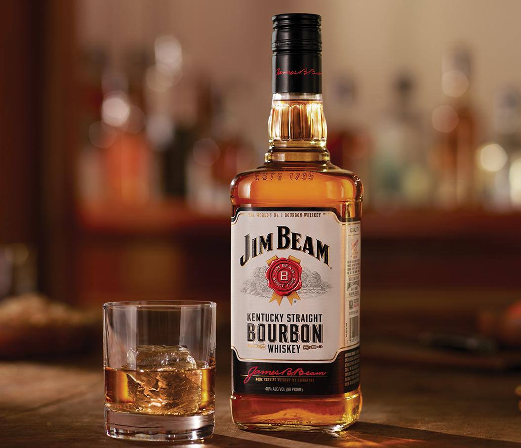 Jim Beam останавливает основное производство как минимум на год что может вызвать дефицит бурбона в магазинах Кризис затронул главный завод в Кентукки выпускавший основную часть продукции Официально причиной называют модернизацию оборудования но фактически ситуацию спровоцировали торговые войны и пошлины введённые Трампом bezposhady