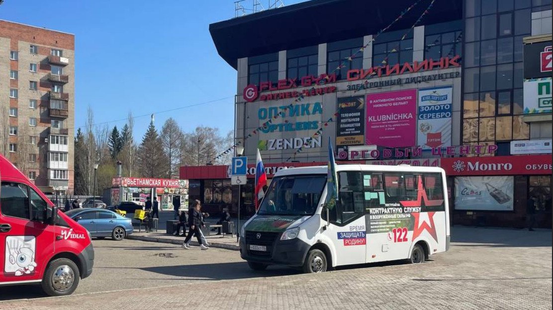 В Омске изменят требования к фасадным вывескам Новые нормативы предусматривают дифференцированный подход в зависимости от типа здания Так на жилых многоэтажках вывески будут не выше 50 см на нежилых до 1 м в высоту на памятниках архитектуры максимум 30 см и так далее Длина любой вывески не должна выходить за пределы фасада здания Новости Омска Подписаться