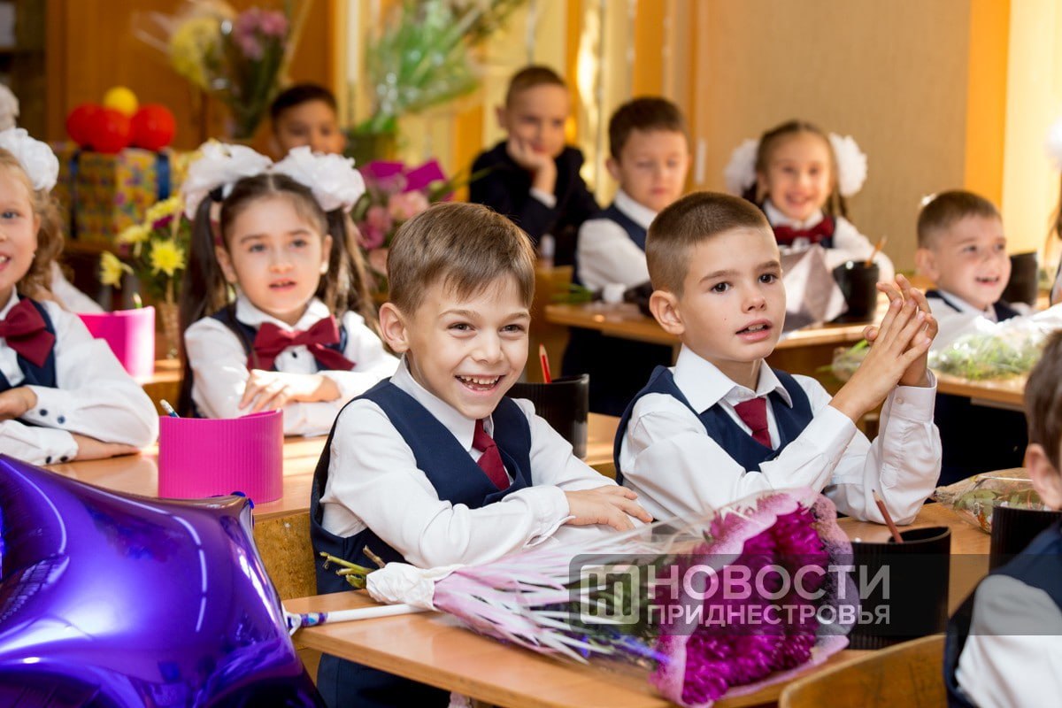 Правительство ПМР: документы на матпомощь для родителей первоклассников теперь будут приниматься в два этапа.     Кто хочет получить деньги в августе – нужно подать заявление в школу до 5 августа    Кто не успеет до 5 августа – подает до 4 сентября.   Помощь первоклассникам оказывает компания «Шериф». Размер пособия составляет 1 610 рублей. Программа действует уже четвертый год. За это время поддержку получили более 12 тысяч приднестровских семей.   «Хочу от имени Правительства поблагодарить компанию за то, что, несмотря на тяжёлое время, она находит возможность поддерживать данную категорию граждан», — подчеркнул премьер Александр Розенберг.